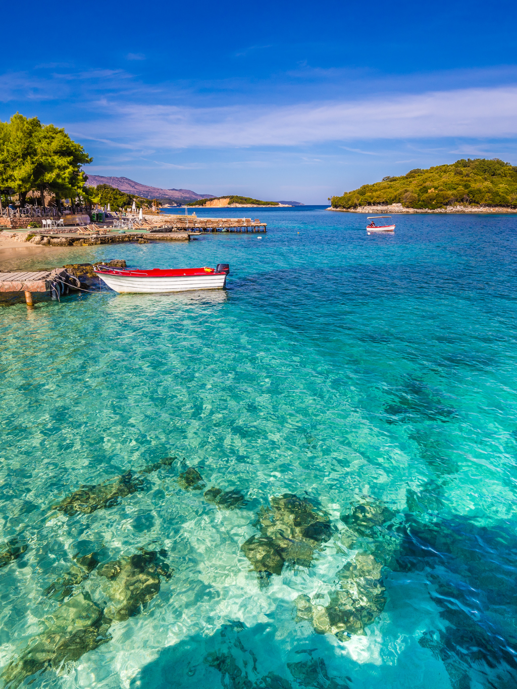 Albānijas piekraste ar tirkīzzilu jūru un kalniem fonā