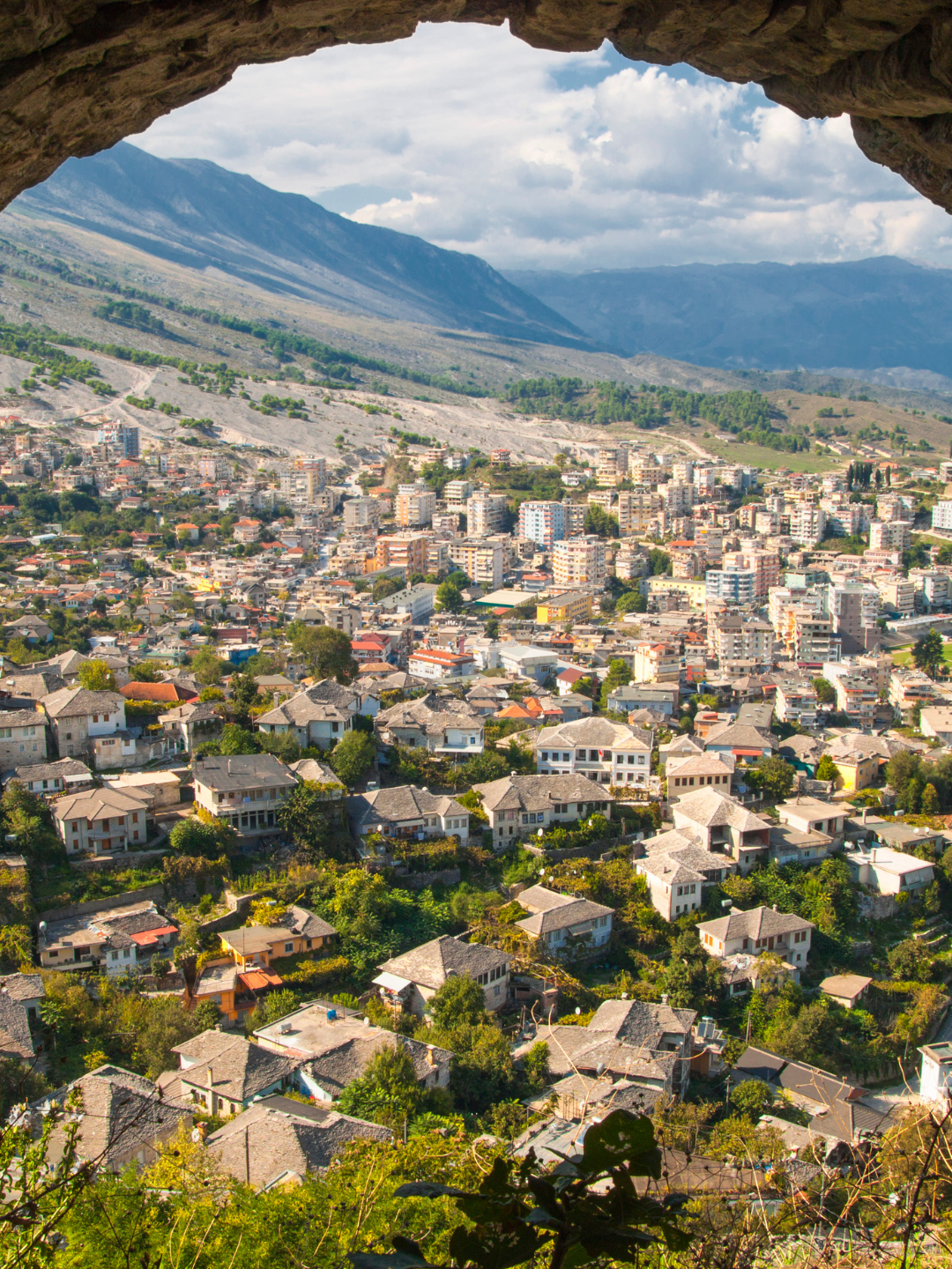 Albānijas piekraste ar pilsētu un kalniem fonā