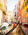 Gondola Venēcijas kanālā