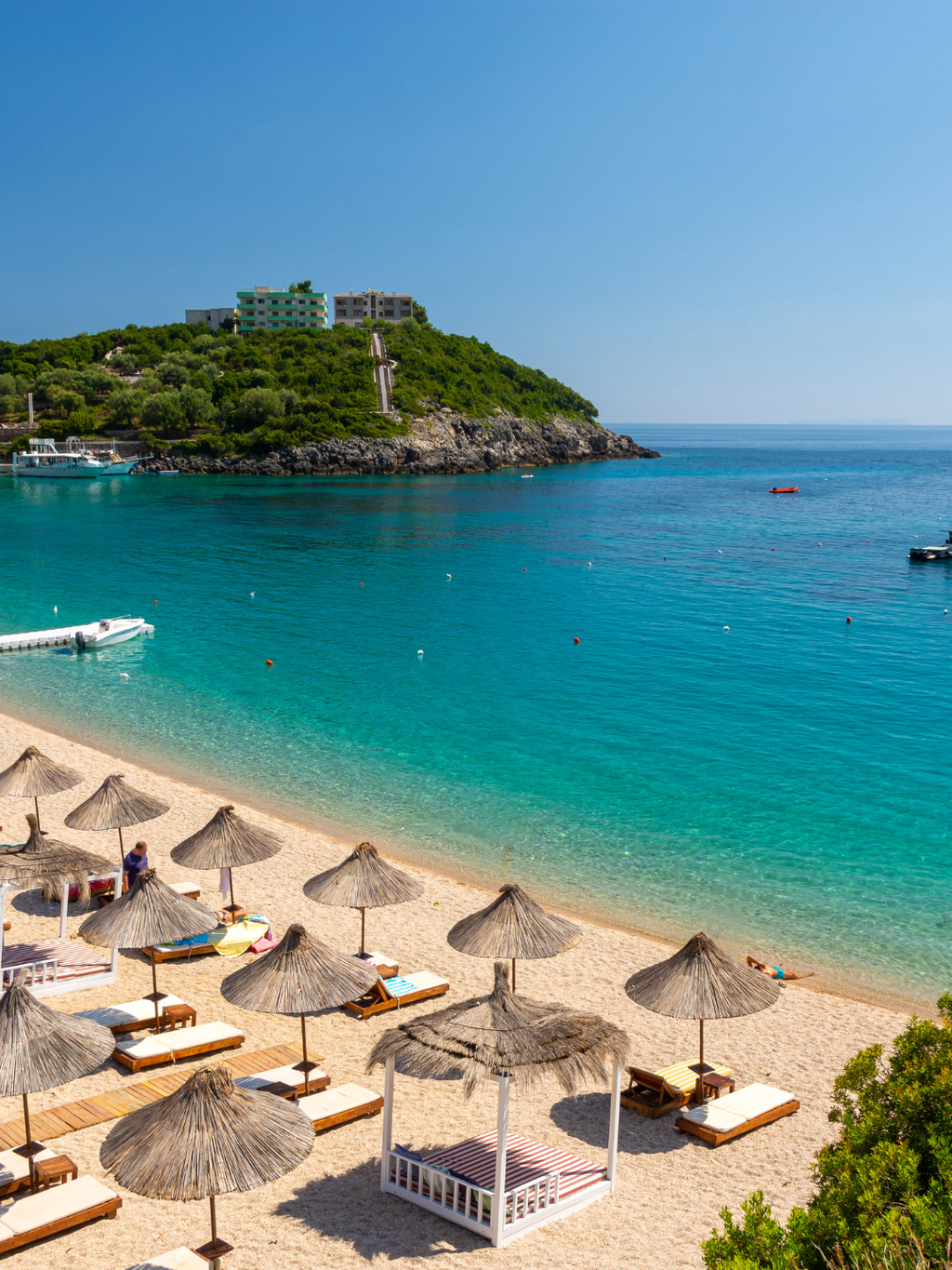 Albānijas piekraste ar tirkīzzilu jūru un kalniem fonā