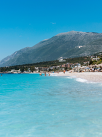 Albānijas piekraste ar tirkīzzilu jūru un kalniem fonā, pludmale