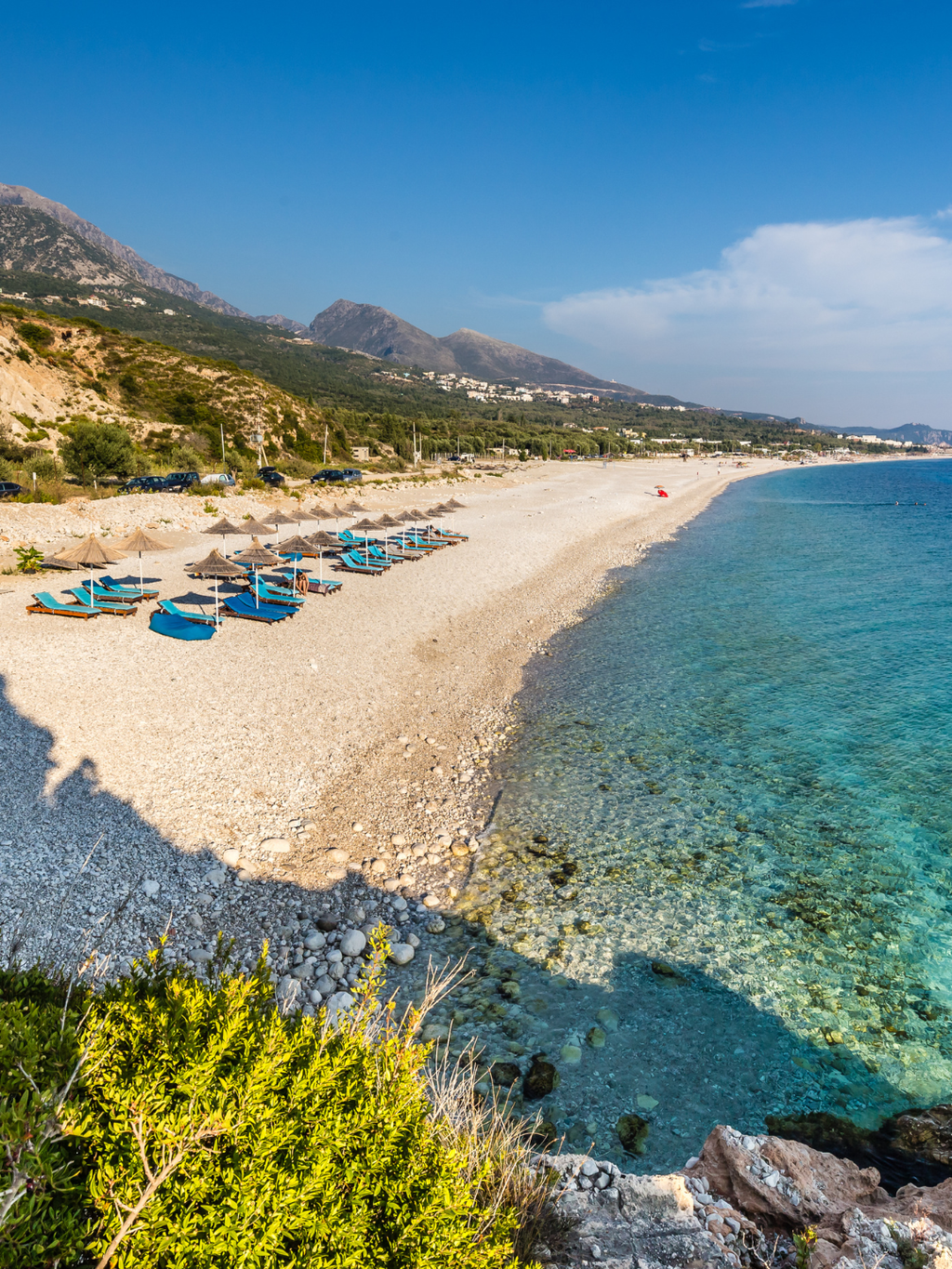 Albānijas piekraste ar tirkīzzilu jūru un kalniem fonā