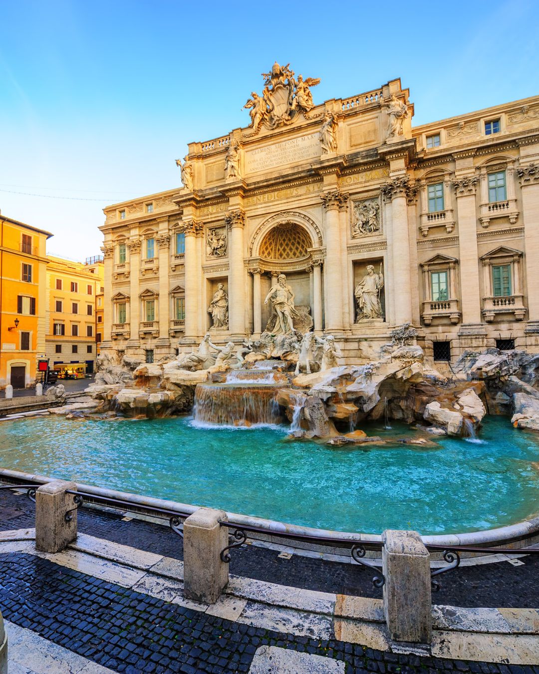 Baroka stila Trevi Fountain ar iespaidīgām figūrām un tekošu ūdeni