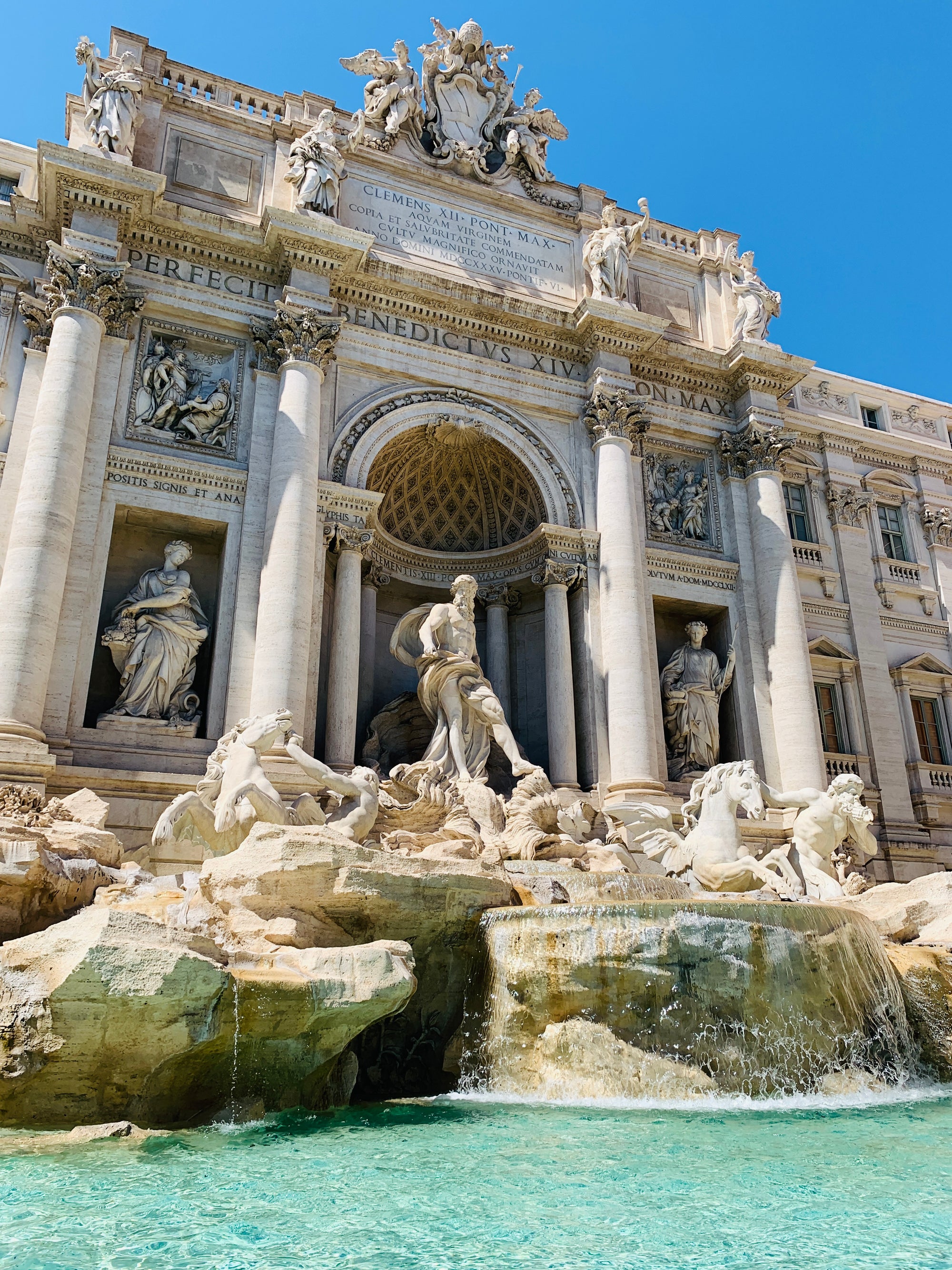 Baroka stila Trevi Fountain ar iespaidīgām figūrām un tekošu ūdeni