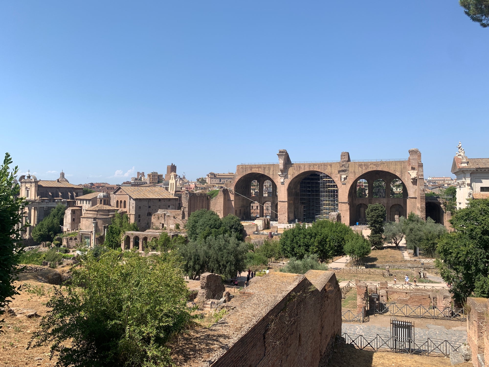 Antīkās vecpilsētas drupas Rome ar kolonnām un sabrukušām sienām