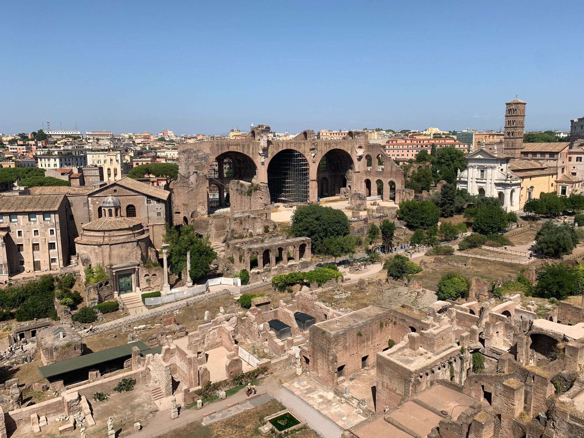 Antīkās vecpilsētas drupas Romā ar kolonnām un sabrukušām sienām