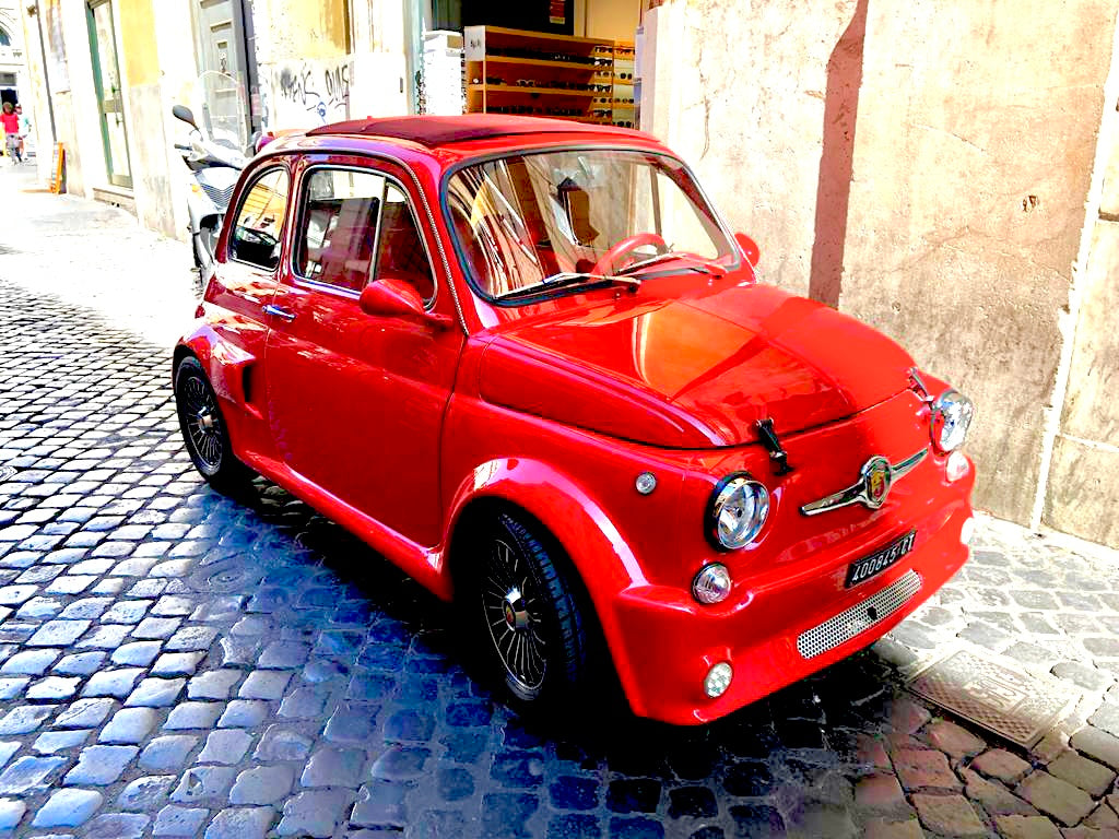 Roma sarkana mašīna uz ielas