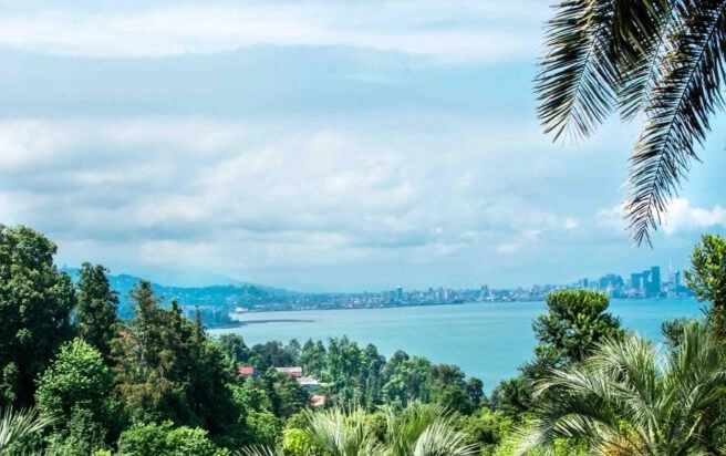 Gruzijas mazpilsēta, kas dzīvo lēni: Melnās jūras piekraste sezonas laikā