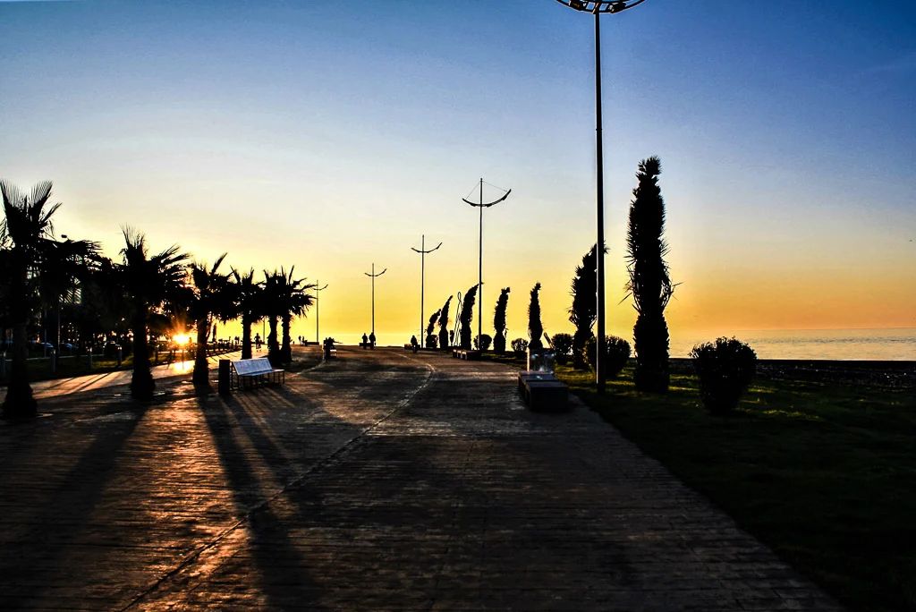 Gruzijas mazpilsēta, kas dzīvo lēni: Melnās jūras piekraste sezonas laikā