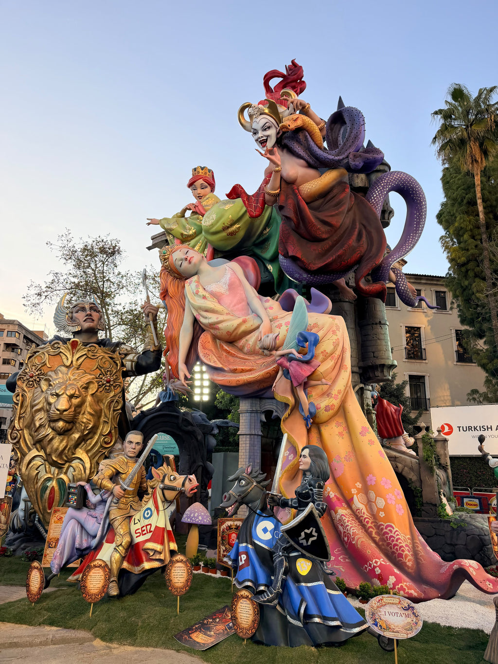 Valensija - krāšņā festivāla "Las Fallas" laikā - Spānijas kultūras pērle