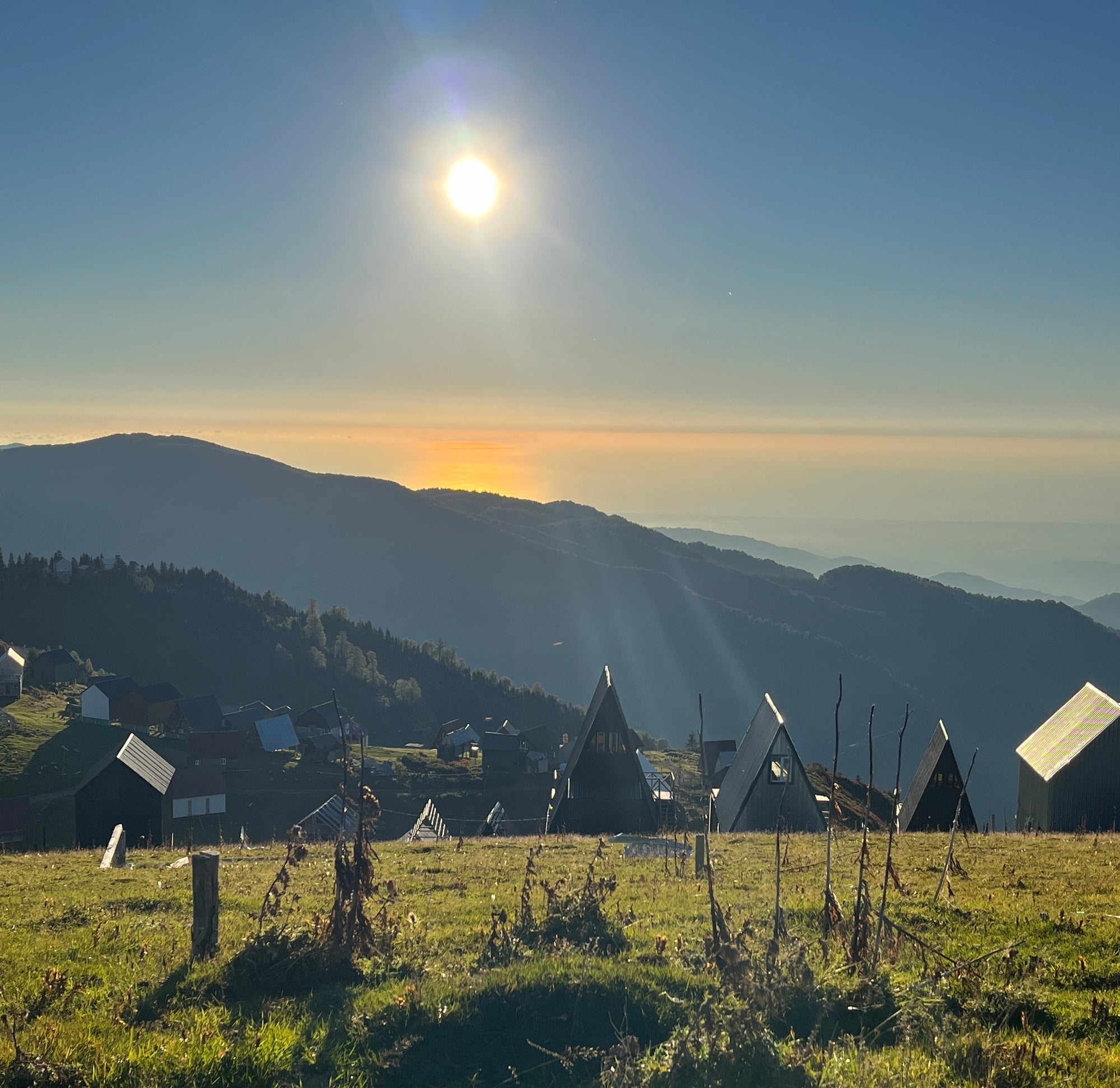 Gruzijas mazpilsēta, kas dzīvo lēni: Melnās jūras piekraste sezonas laikā