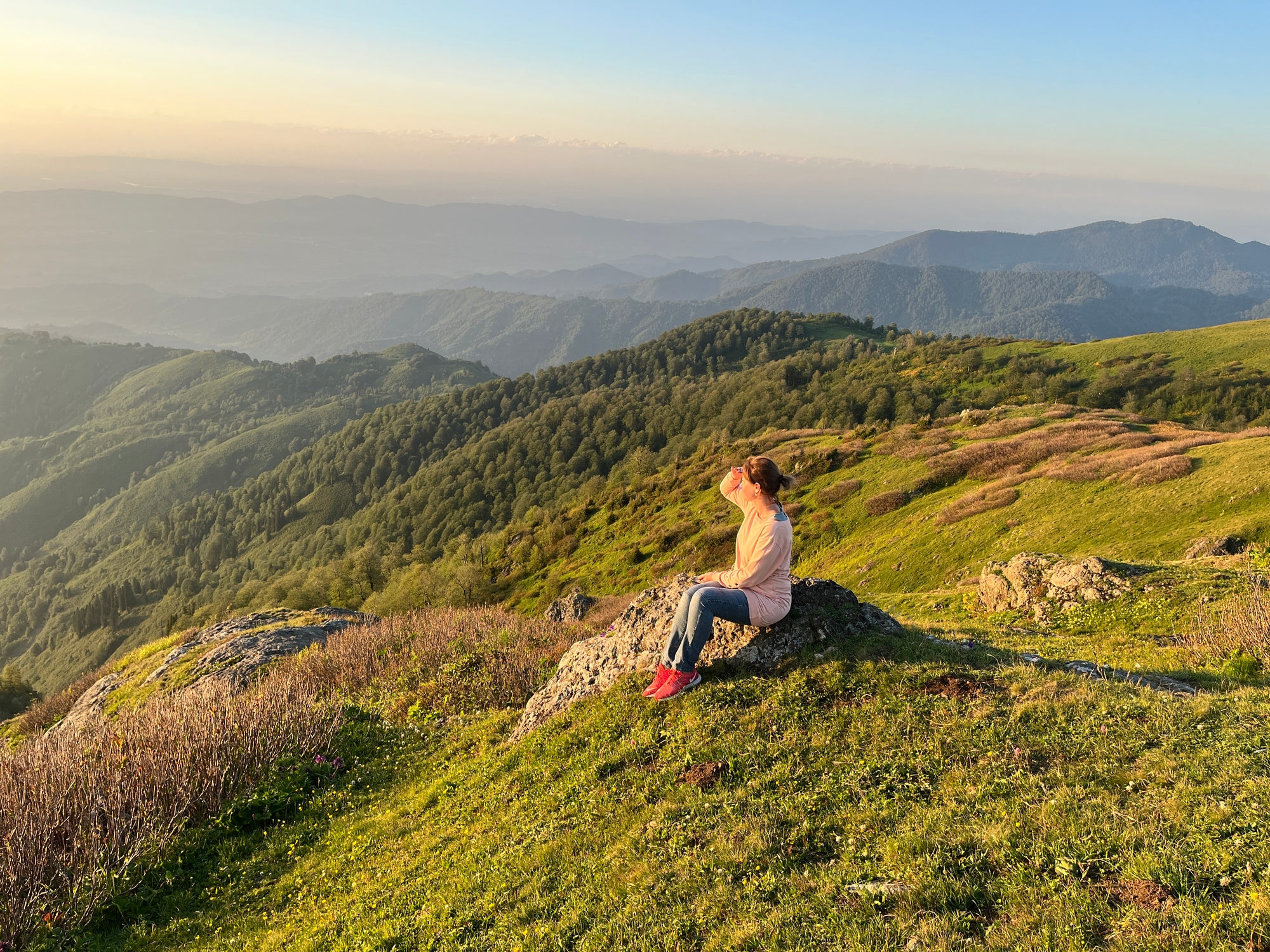 Gruzijas mazpilsēta, kas dzīvo lēni: Melnās jūras piekraste sezonas laikā