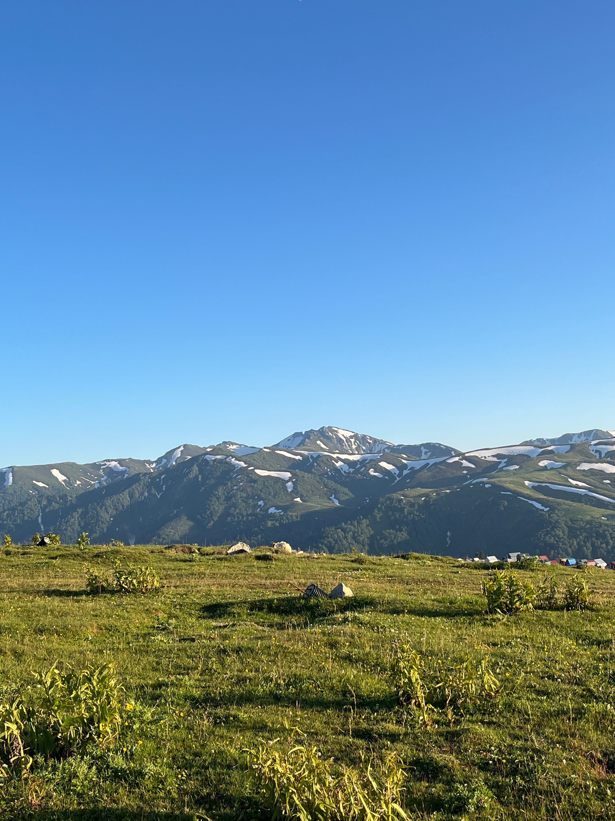 Gruzijas mazpilsēta, kas dzīvo lēni: Melnās jūras piekraste sezonas laikā