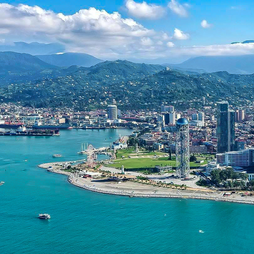 Gruzijas mazpilsēta, kas dzīvo lēni: Melnās jūras piekraste sezonas laikā