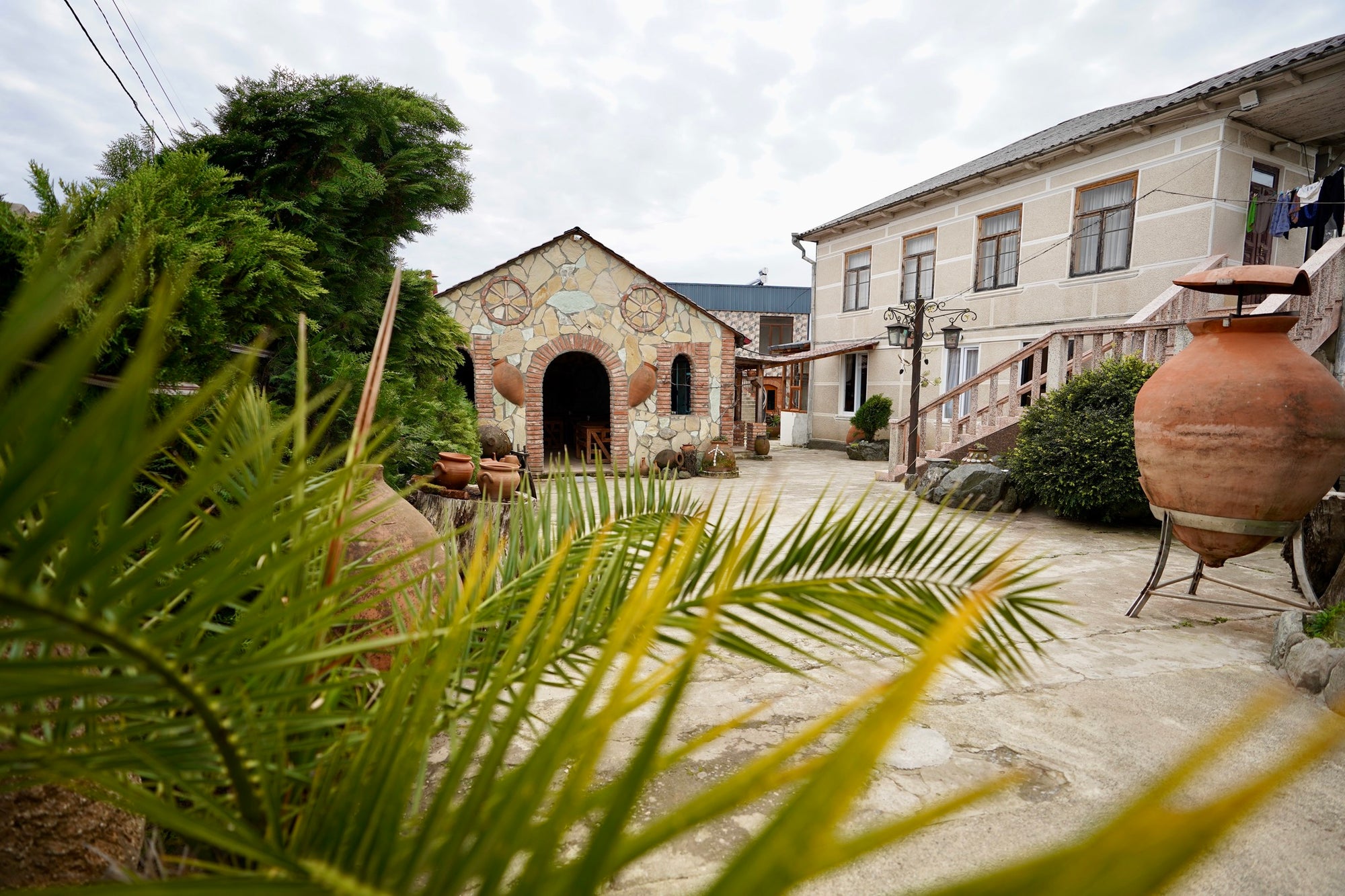 Gruzijas mazpilsēta, kas dzīvo lēni: Melnās jūras piekraste sezonas laikā