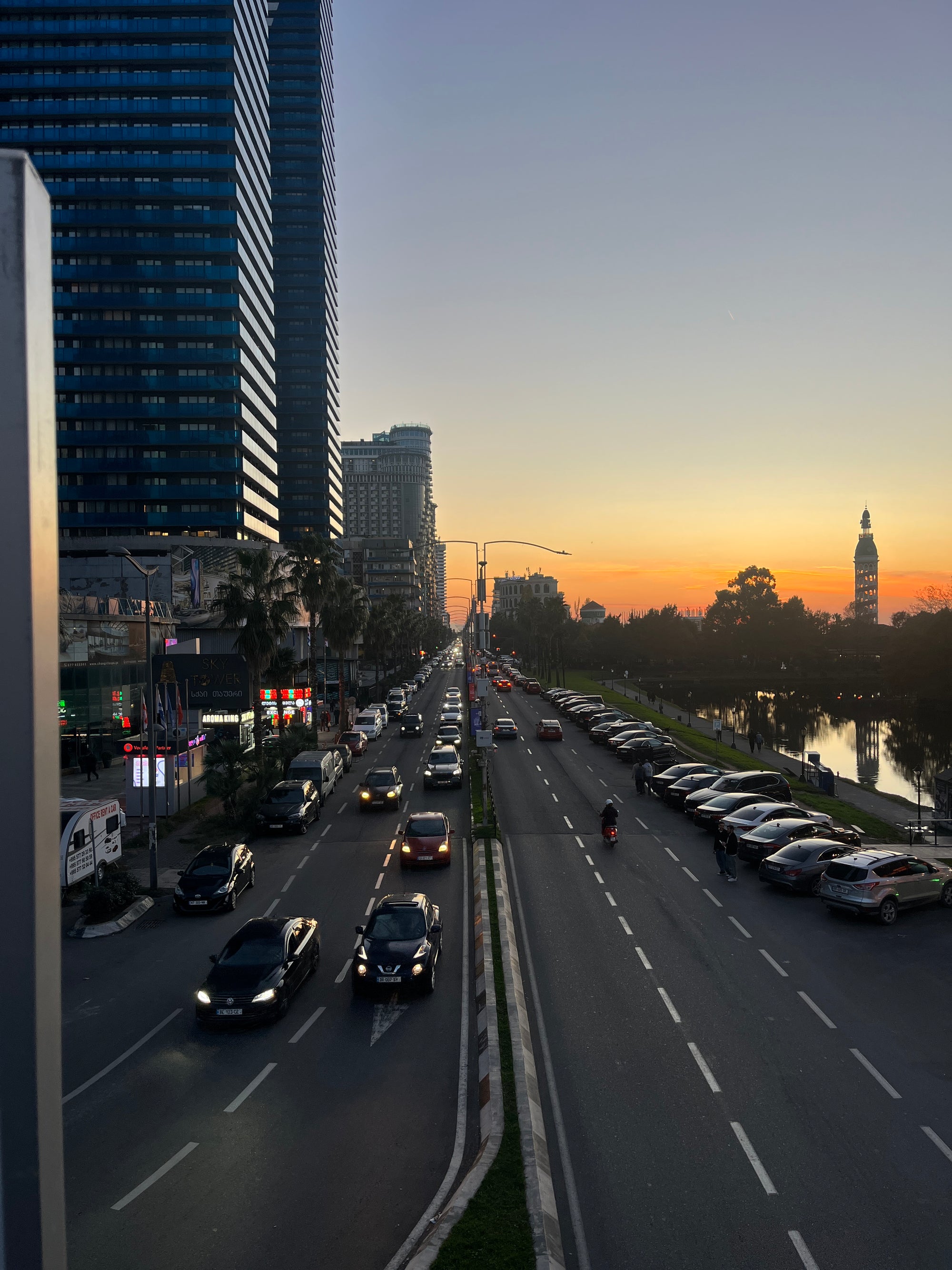 Gruzijas mazpilsēta, kas dzīvo lēni: Melnās jūras piekraste sezonas laikā