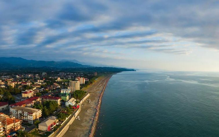 Gruzijas mazpilsēta, kas dzīvo lēni: Melnās jūras piekraste sezonas laikā