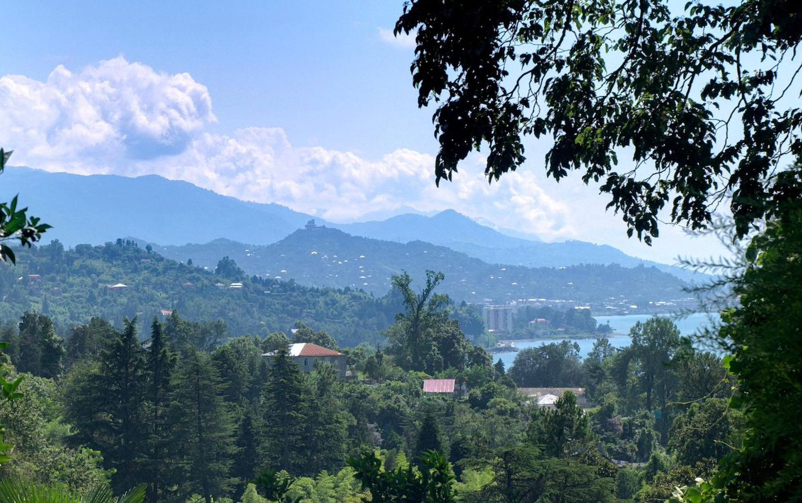 Gruzijas mazpilsēta, kas dzīvo lēni: Melnās jūras piekraste sezonas laikā