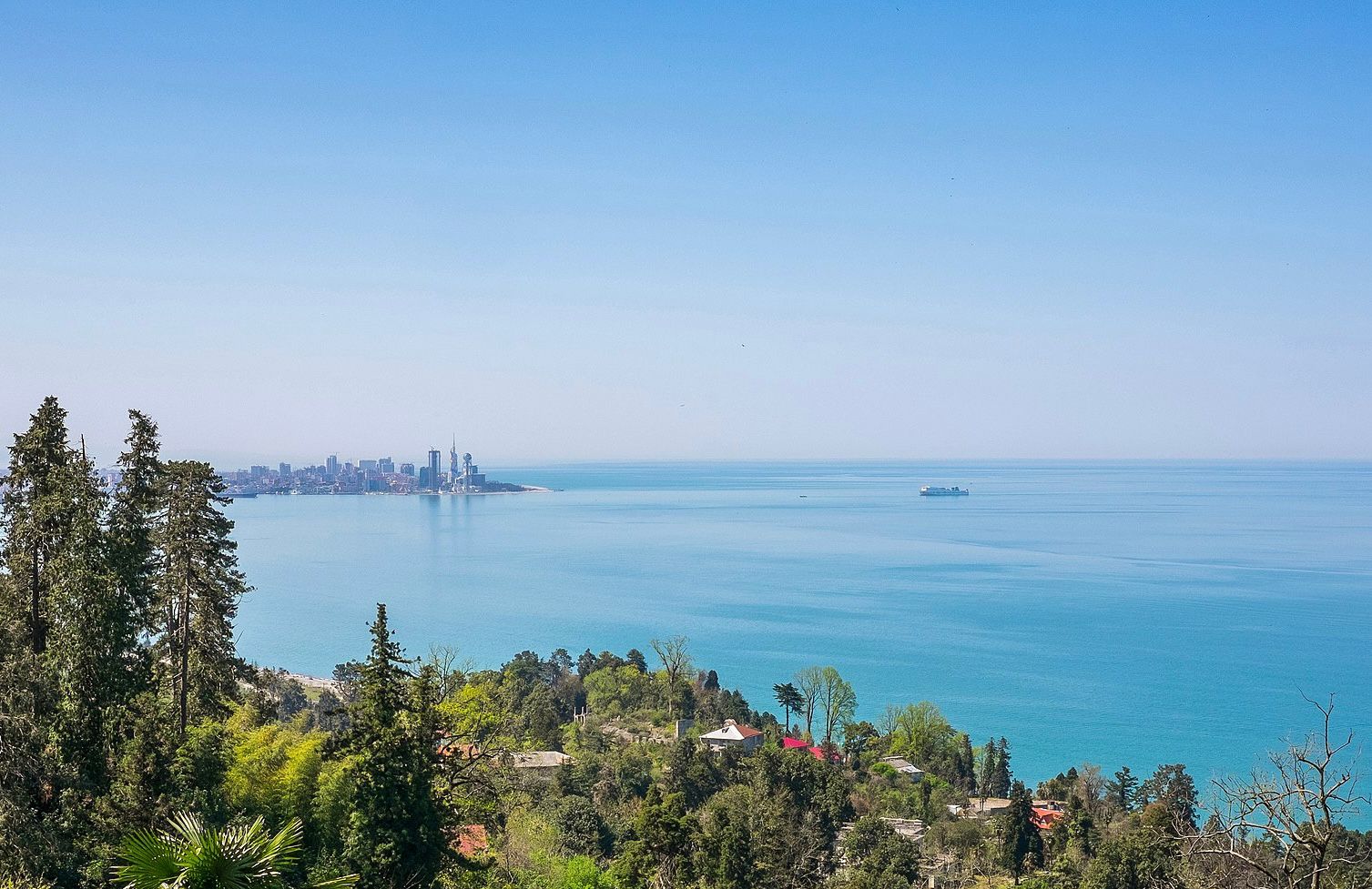 Gruzijas mazpilsēta, kas dzīvo lēni: Melnās jūras piekraste sezonas laikā