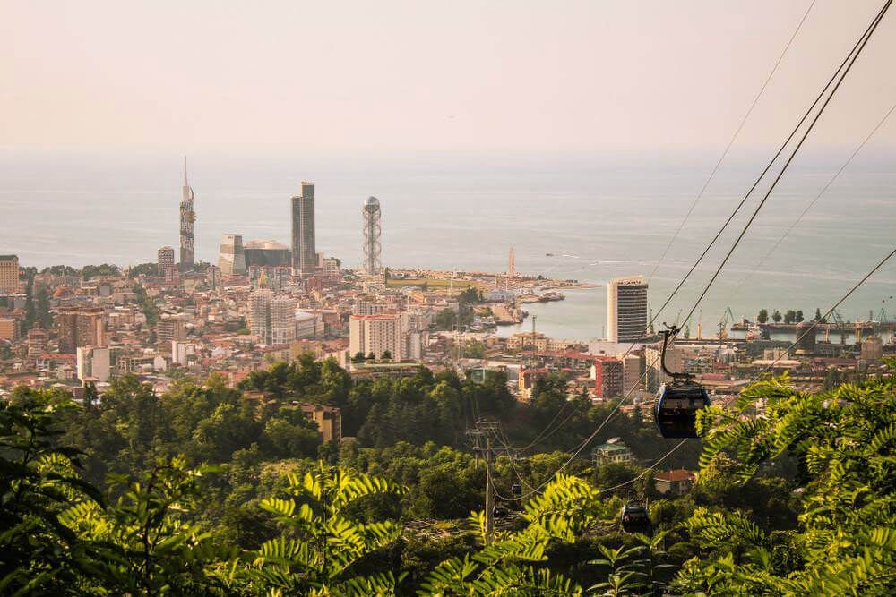 Gruzijas mazpilsēta, kas dzīvo lēni: Melnās jūras piekraste sezonas laikā