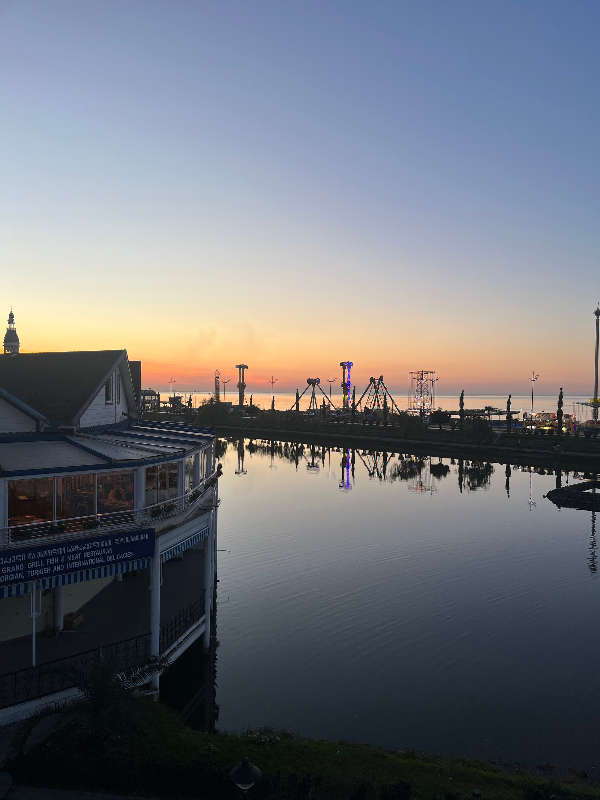 Gruzijas mazpilsēta, kas dzīvo lēni: Melnās jūras piekraste sezonas laikā
